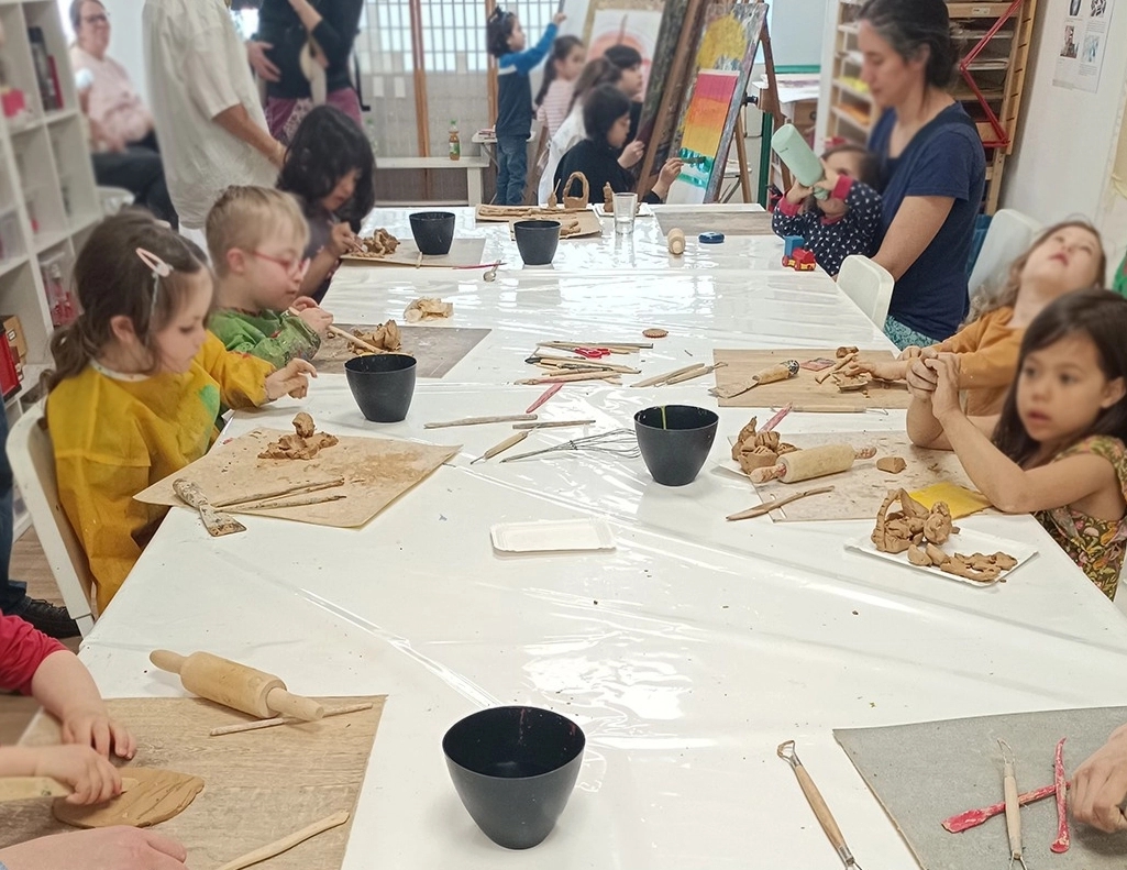 Gestalten mit Ton und Malen an Staffeleien