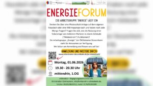Plakat für ein Energieforum (Photovoltaik/Wärmepumpe), Datum 01.06.2026, 19:30–20:30, Ort ‚mittendrin‘, mit QR-Code, Kontaktdaten und Bild einer Frau vor einem Haus mit Solarmodulen.